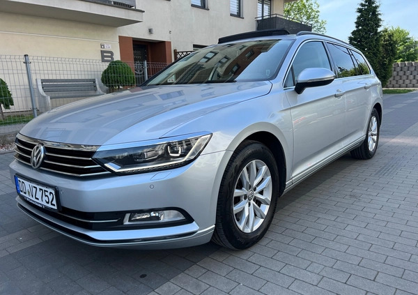 Volkswagen Passat cena 54500 przebieg: 199369, rok produkcji 2015 z Warka małe 742